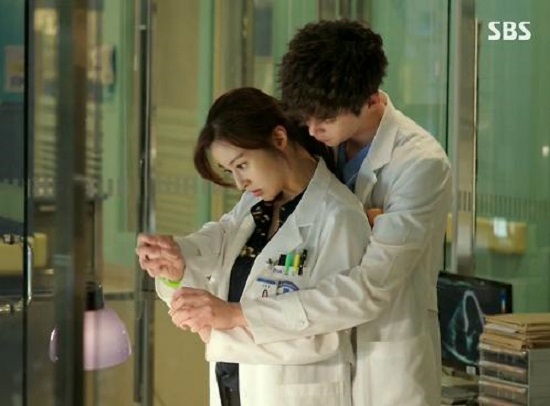  27일 방송된 <닥터 이방인> 8회에서 오수현(강소라 분)에게 수술을 가르치고 있는 박훈(이종석 분).