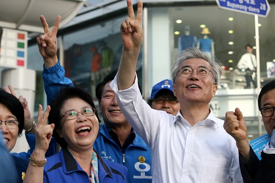 홍미영(왼쪽) 부평구청장 후보와 문재인 국회의원이 맞은편 선거홍보 플래카드를 보며 기호2번 화이팅을 외치고 있는 모습.