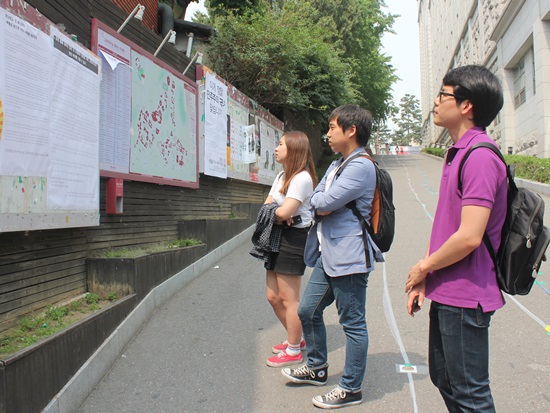 28일 오후 2시, 고려대학교 정경대 후문을 지나던 학생들이 발길을 멈추고 대자보를 읽고 있다. 대자보는 KBS 길환영 사장의 사퇴를 요구하고 있다.