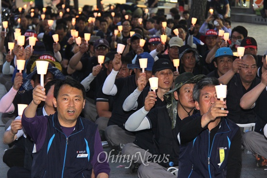 '세월호 참사 진상규명과 대통령 책임촉구 경남대책위'는 28일 오후 7시 창원 정우상가 앞에서 촛불추모제를 열었다.