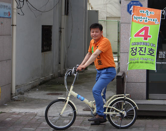 충남 서산시 마선거구(동문1~2동, 수석동)에 출마한 무소속 정진호 후보의 모습