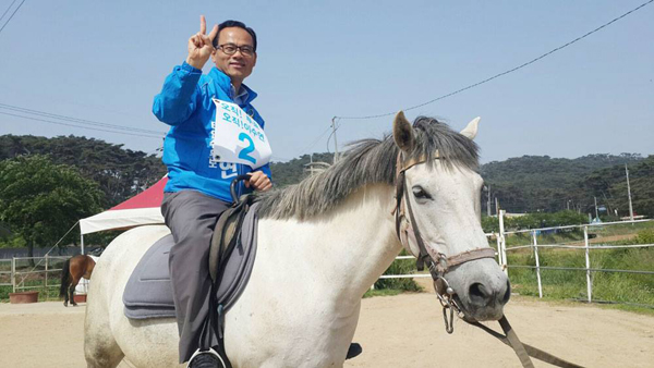 이수연 태안군수 후보가 말을 타고 투표참여 홍보에 니서고 있다.