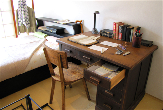 1940년대 초 북경에서 인쇄업을 할 때 쓰던 원경선 원장이 쓰던 책상. "북경에서 가져와 부서지지 않으니 60년 넘게 썼다"고 한다
