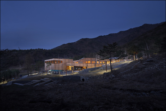 충북 괴산 로하스 아카데미의 '패시브 하우스' 전경. 건물과 주위 자연이 조화를 이룰 수 있도록 한 설계가 특징이다
