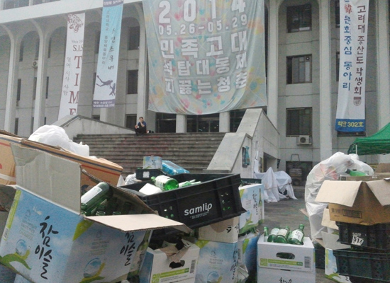 전날 축제가 열린 서울 고려대학교 학생회관 앞에 빈 소주병을 담은 박스가 쌓여있다.