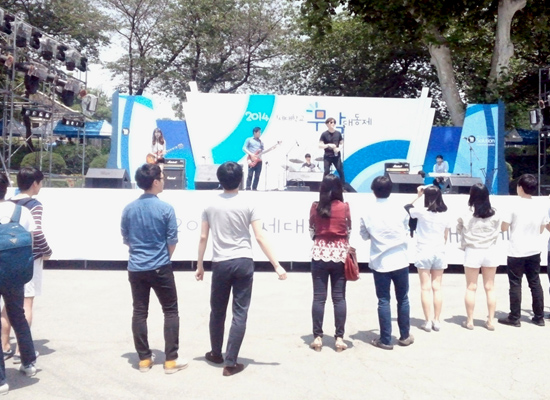 이날 축제가 열린 서울 연세대학교 백양로 삼거리에서 학내 동아리 밴드가 공연을 펼치고 있다.
