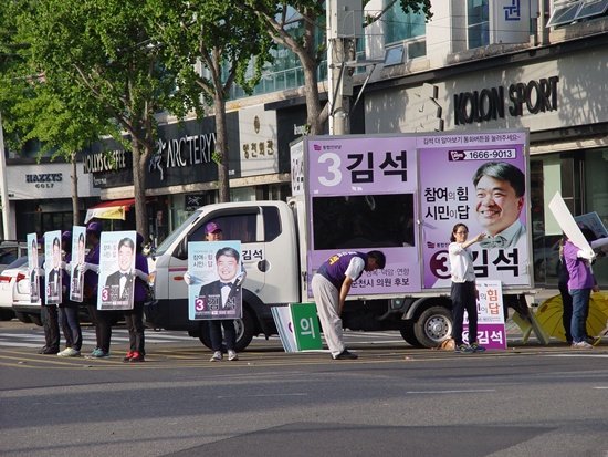 김석(순천시 바선거구) 시의원 후보가 연향동 거리에서 유권자들에게 인사를 합니다.
