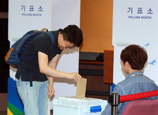 6.4지방선거 사전투표가 시작된 30일 오전 서울 구로구 구로3동 주민센터에서 유권자들이 사전투표를 하고 있다.