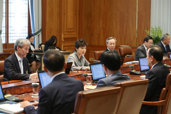 박근혜 대통령이 지난 22일 청와대에서 열린 수석비서관 회의를 발언하고 있다. 