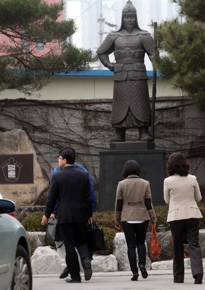 2013년 3월 서울시교육청의 특정감사를 앞둔 영훈국제중학교에 감사관들이 들어가고 있다. (자료사진)