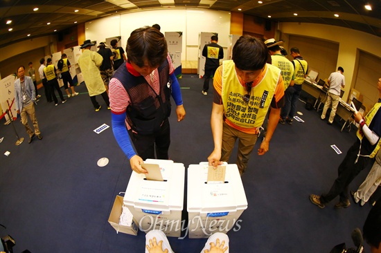 지난 5월 30일 오전 서울 중구 대한상공회의소에 마련된 소공동사전투표소에서 투표를 마친 시민들이 투표함에 봉인 된 봉투를 투입하고 있다.