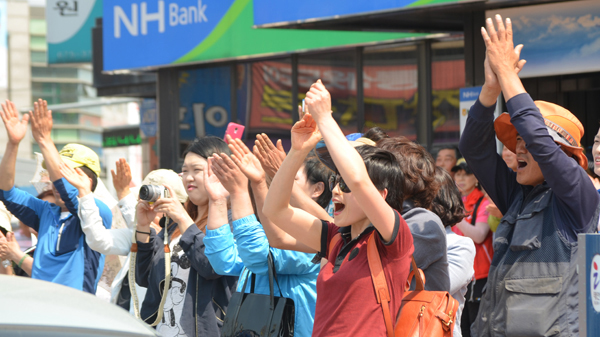 안희정 후보의 연설을 듣던 태안군민들이 박수를  치고 있다.