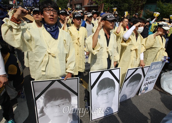 금속노조 조합원과 삼성전자서비스지회 조합원들이 지난달 30일 오후 서울 서대문구 경찰청 앞에서 '염호석 열사정신 계승 경찰 규탄 금속노조 결의대회'를 열고 경찰의 시신 탈취 만행을 규탄하며 경찰청장 사과와 책임자 처벌 등을 요구하고 있다. 
