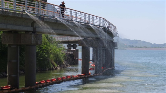 5월 30일 낙동강 본포취수장 부근에 녹조가 발생해 물을 뿌리는 작업이 진행되고 있다.