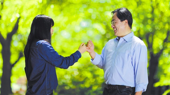  김석준 부산시교육감 후보는 30일 <오마이뉴스>와의 인터뷰에서 부산교육의 문제를 '소통의 문제'로 지목하고 "교육감은 군림하는 존재가 아니라 학생과 학부모 그리고 선생님들을 위해 '서비스하는 리더'가 되어야만 한다"고 강조했다. 