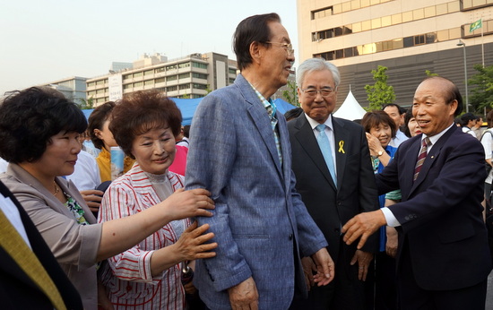 30일 오후 문용린 서울시교육감 후보가 서울 광화문 유세에 앞서 지지자들과 만나고 있다. 