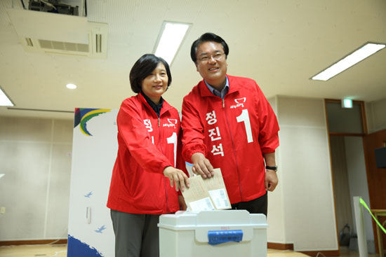 새누리당 정진석 충남지사 후보가 천안시에서 사전 투표를 하고 있다.