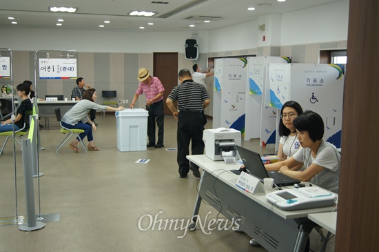 대구시 중구 대봉4동 주민센터에서 31일 오후 시민들이 사전투표를 하고 있다.
