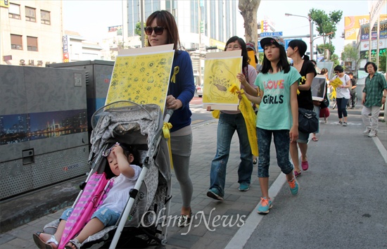 세월호 참사 희생자를 추모하고 진상규명을 요구하는 제4차 대전 엄마들의 행진이 31일 오후 중앙로 일대에서 진행됐다. 이날 참석자들은 노란리본을 가로수와 거리 구조물에 묶으며 피켓시위를 벌였다.