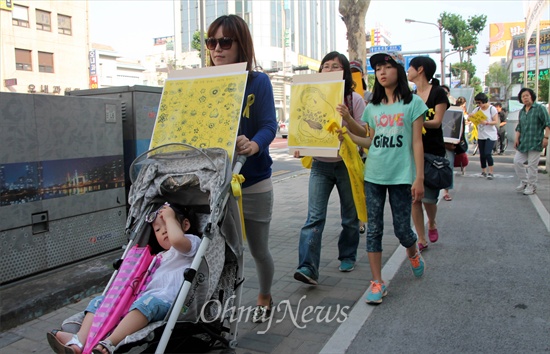  세월호 참사 희생자를 추모하고 진상규명을 요구하는 제4차 대전 엄마들의 행진이 31일 오후 중앙로 일대에서 진행됐다. 이날 참석자들은 노란리본을 가로수와 거리 구조물에 묶으며 피켓시위를 벌였다.