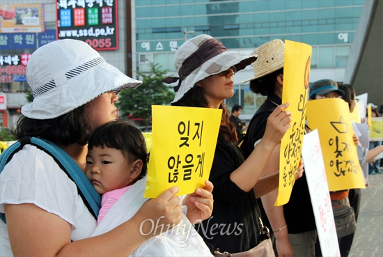  세월호 참사 희생자를 추모하고 진상규명을 요구하는 제4차 대전 엄마들의 행진이 31일 오후 중앙로 일대에서 진행됐다. 이날 참석자들은 노란리본을 가로수와 거리 구조물에 묶으며 피켓시위를 벌였다.