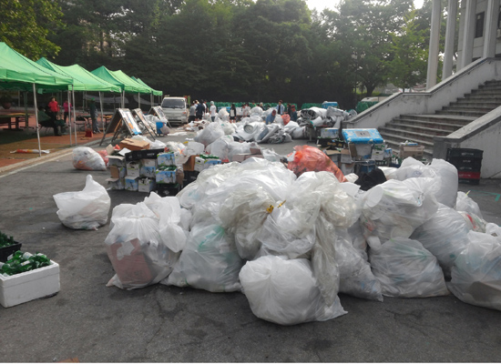 29일 오전 7시 반 고려대 학생회관 앞에 쓰레기 더미가 쌓여있다. 