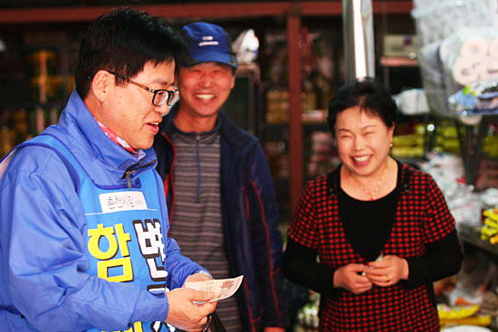 변지량 후보가 지난 3월 춘천의 한 새벽시장에서 상인들과 이야기를 나누고 있다.