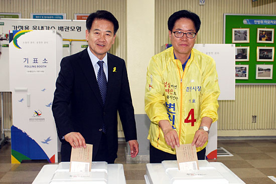  지난 5월 30일, 변지량 춘천시장 단일 후보(사진 오른쪽)와 정동영 새정치민주연합 공동선대위원장이 춘천시청 민방위교육장에 마련된 사전투표소에서 투표를 하고 있다.