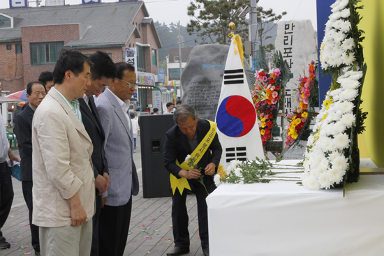 개장식 이후에는 세월호 희생자에 대한 추모식도 열렸다. 사진은 헌화하는 모습.