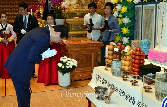 박원순 새정치민주연합 서울시장 후보가 1일 서울 서초구 관문사에서 열린 세월호 희생자와 호국영령 천도재 및 참회 대법회에서 합장을 하고 있다. 
