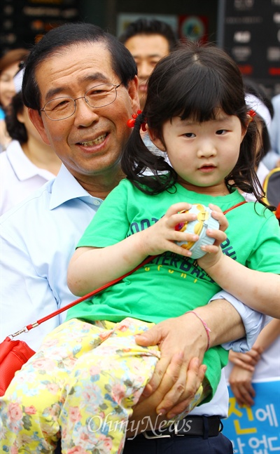 박원순 새정치민주연합 서울시장 후보가 1일 오후 서울 성동구 왕십리역 광장에서 거리유세를 마친후 한 아이와 함께 사진을 찍고 있다.