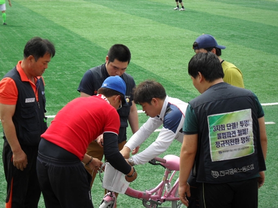 참여한 현대차 비정규직 노조 조합원 자녀에게 줄 자전거를 조립하는 노조 간부들.