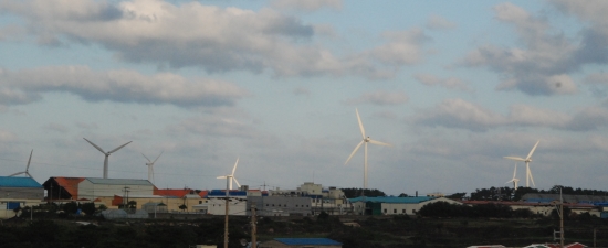 제주 행원리의 가장 큰 자원은 바람이다. 마을 근방에 설치된 풍력발전기들이 돌고 있다.