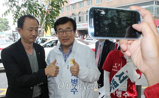  서병수 새누리당 부산시장 후보는 1일 막판 총력 유세를 진행했다. 이날 오후 서 후보가 부산역광장에서 시민과 함께 스마트폰으로 사진을 찍고 있다.