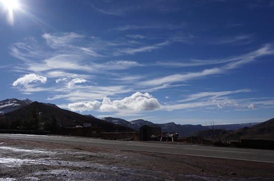 아틀라스 산맥을 넘으면 볼 수 있는 파란 하늘과 흰 구름