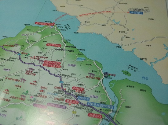 '강화군관광안내지도'에서 조강을 찍어봤습니다. 경기도와 황해북도, 인천광역시와 황해북도가 조강을 가운데로 해서 나뉘어진 게 보입니다.