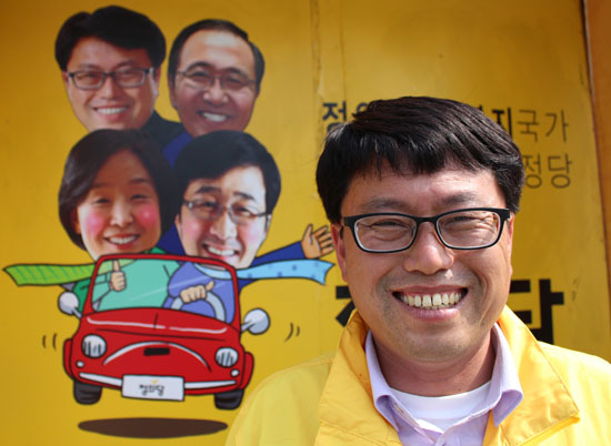 충남 서산시 가선거구에 출마한 정의당 신현웅 후보가 활짝 웃고 있는 모습