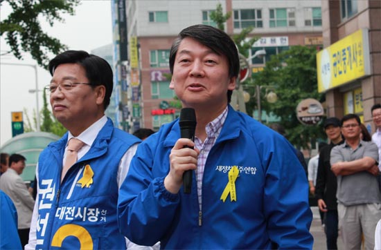 안철수 새정치민주연합 공동대표가 2일 오전 대전시청 네거리에서 유세를 벌이고 있다.