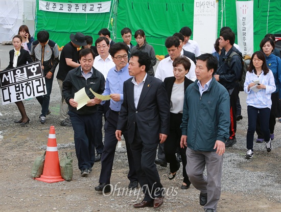 실종자가족 임시숙소 방문하는 야당의원들.