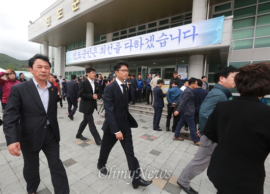 진도체육관 방문한 '세월호참사 국조특위' 야당 의원들 '세월호 참사 진상규명을 위한 국정조사 특별위원회' 활동 첫째날인 2일 오후 전남 진도체육관을 방문한 야당 조사위원들이 실종자 가족들과 면담을 마친 뒤 팽목항으로 이동하고 있다.