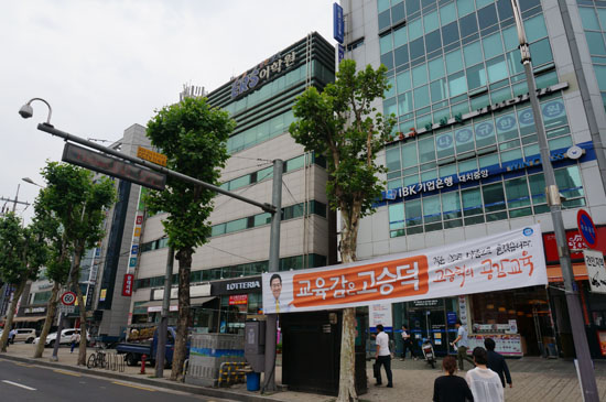 하지만 캔디 고씨의 폭로 이후 '대치동 학원가' 표심은 흔들렸다. 사진은 2일 오후 서울 강남구 대치동 학원가의 모습.