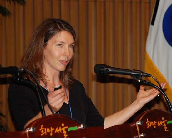 푸드저널리스트 제니퍼 코크럴킹이 기조연설에 앞서 한국 첫 방문 소감을 말하고 있다.