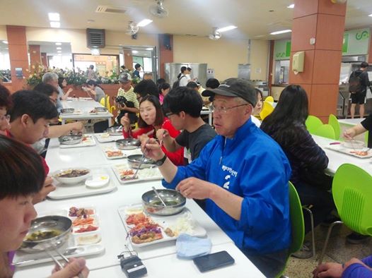 투표 이틀을 앞둔 6월 2일 신구범 제주도지사 후보가 제주대학교 구내 식당 백두관에서 학생들과 담소하며 식사 중.