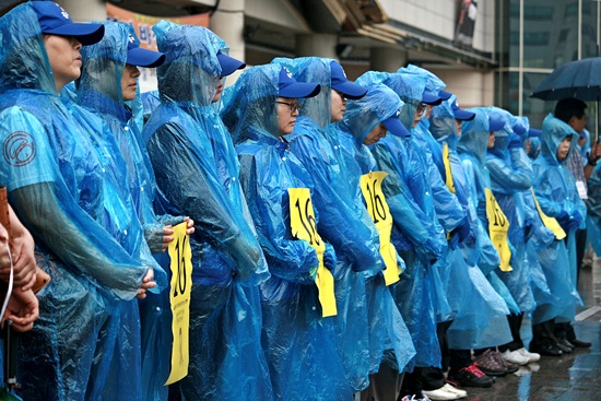 홍미영 부평구청장 후보 운동원들이 16분 추모묵념 유세를 하고 있는 모습