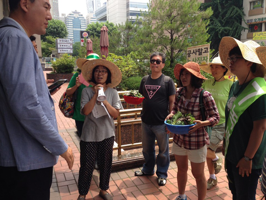 정몽준 후보측에 상추를 선물하려는 참가자들.
