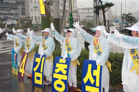 쌍봉사거리에서 여수시장 김충석 후보 선거운동원들이 지지를 호소하고 있다.