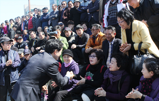 원희룡 후보가 이날 기자회견에 참석한 지지자 및 주민들과 악수를 나누고 있다.