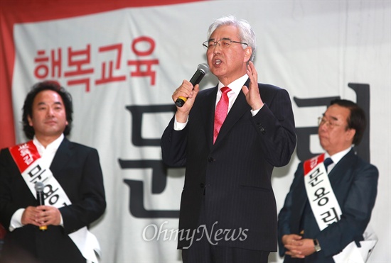 6.4지방선거 문용린 서울시교육감 후보가 3일 오후 서울역 유세에서 지지를 호소하고 있다.