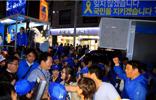새정치민주연합 송영길 인천시장 후보가 마지막 유세를 마치고 지지자들에 둘러싸여 있다. 