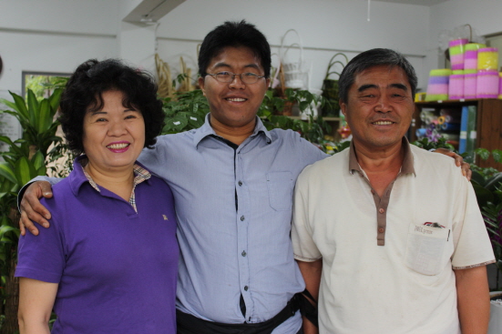 소현두씨는 그의 부모님들이 궂은일을 함께 해줘서 꽃집을 하는데 든든하다고 했다. 왼쪽은 어머니 정순영씨, 중간은 소현두씨, 오른쪽은 아버지 소강영씨다. 